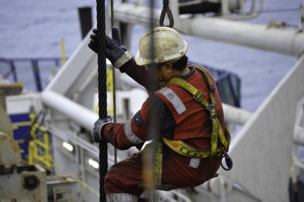 SIEM Offshore coming down from the drill rig