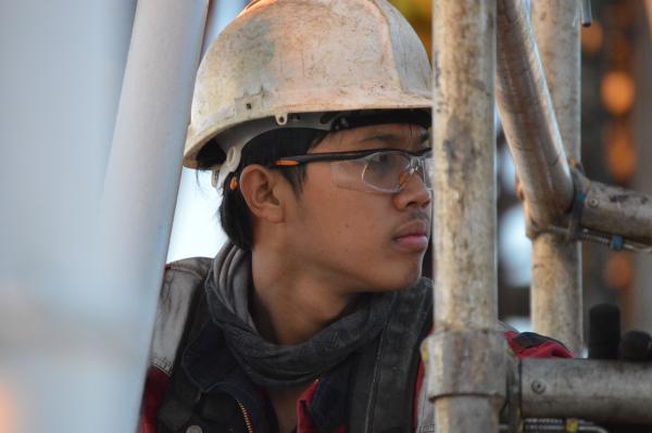 SIEM Offshore working on a crane