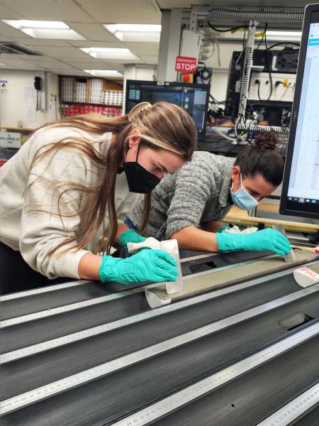 Danielle Noto (left) and Natacha Fabregas (right) preparing a core section